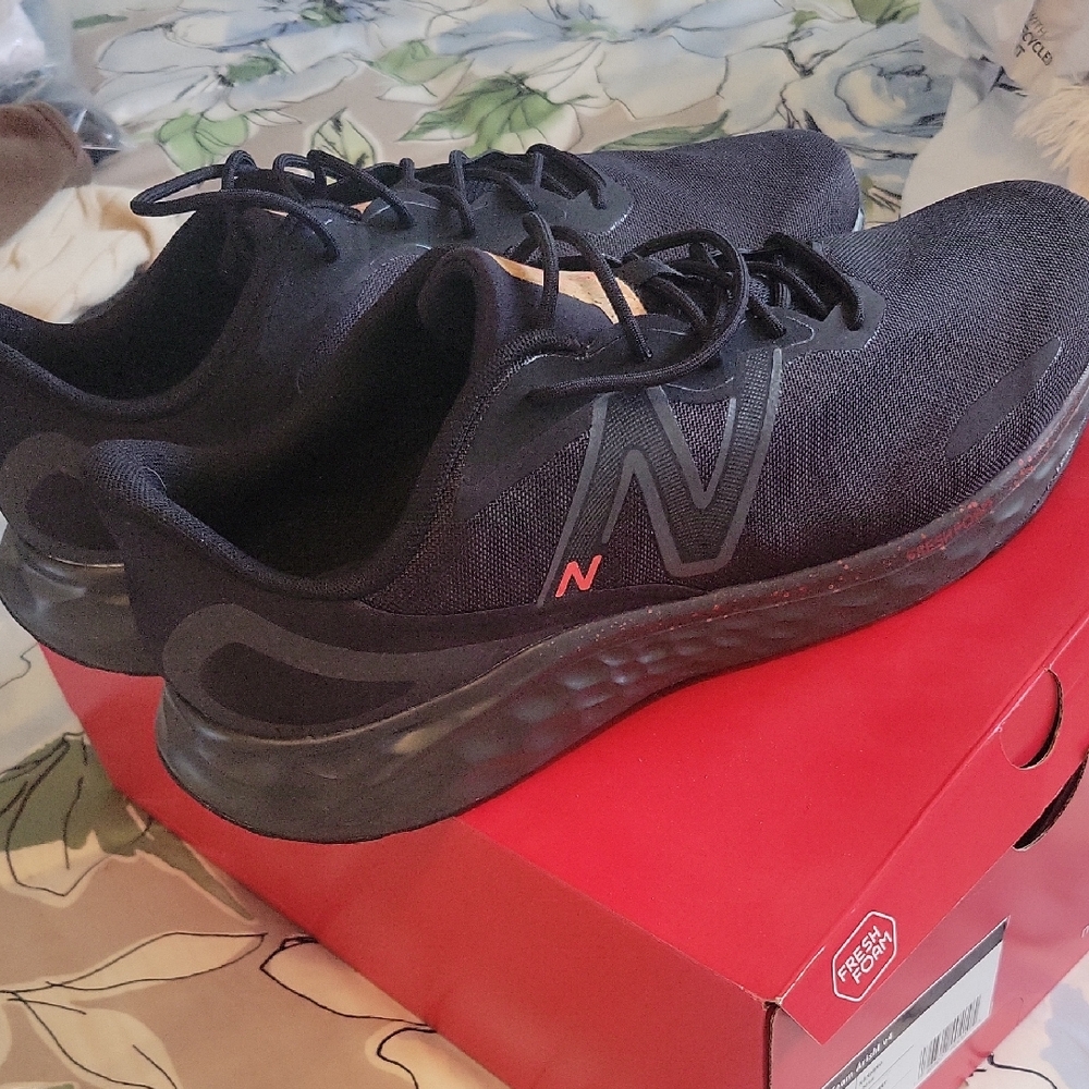 New Balance Men's Black and Red Sneakers